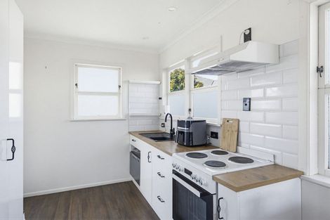 Photo of property in 32 Queenwood Road, Levin, 5510