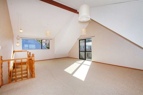 Photo of property in 2/58 Hillcrest Avenue, Hillcrest, Auckland, 0627