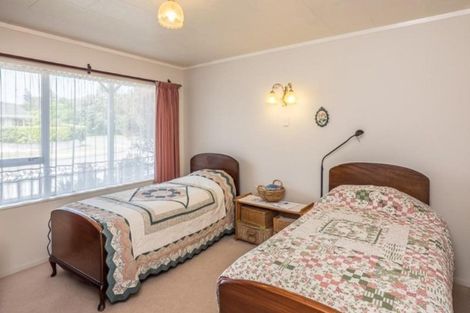 Photo of property in 60 Rewarewa Crescent, Waikanae, 5036