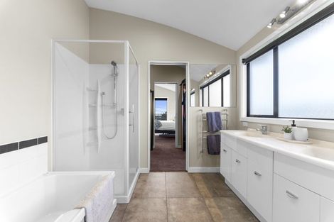 Photo of property in 1 Arden Place, Oakura, 4314