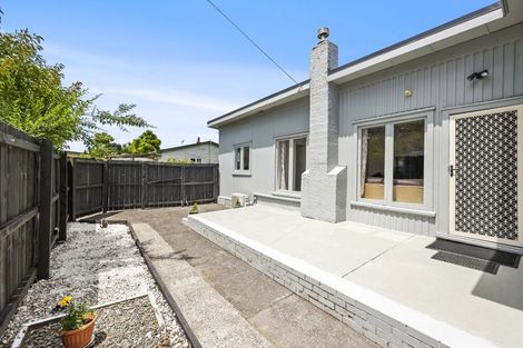 Photo of property in 2/176 Henderson Valley Road, Henderson, Auckland, 0612