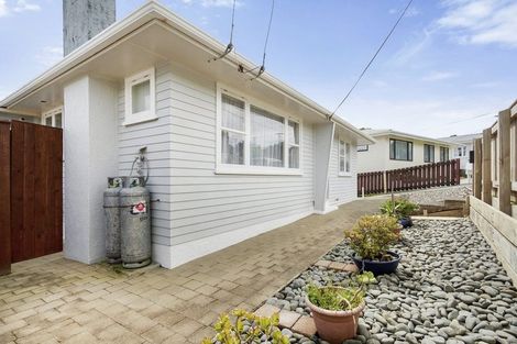 Photo of property in 5 Cara Crescent, Paparangi, Wellington, 6037