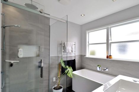 Photo of property in 92 Stewart Drive, Newlands, Wellington, 6037