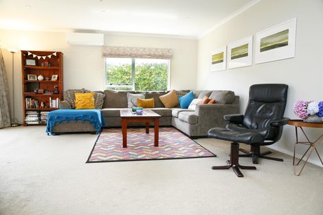 Photo of property in 9 Matilda Place, Weymouth, Auckland, 2103