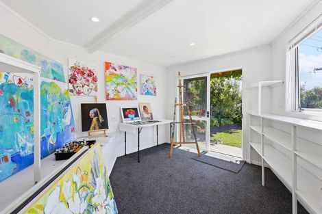 Photo of property in 2 Callender Place, Shelly Park, Auckland, 2014