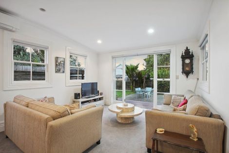 Photo of property in 1/14 Beach Road, Northcote Point, Auckland, 0627