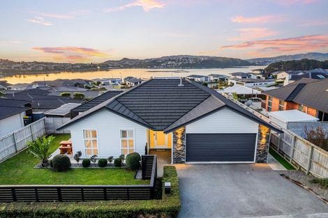 Photo of property in 86 Queen Charlotte Drive, Aotea, Porirua, 5024