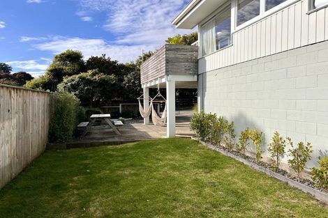 Photo of property in 2 Lindale Grove, Waikanae Beach, Waikanae, 5036