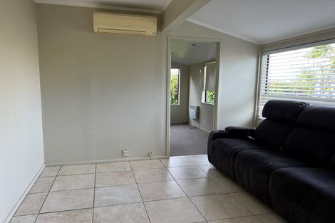 Photo of property in 15 Sunnynook Road, Forrest Hill, Auckland, 0620
