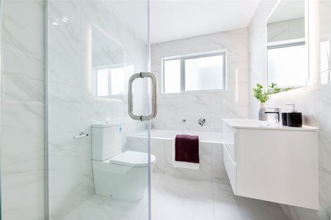 Photo of property in 3d Kingdale Road, Henderson, Auckland, 0610