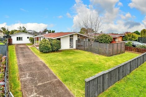 Photo of property in 8 Booker Place, Weymouth, Auckland, 2103