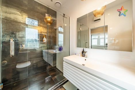 Photo of property in 6 Wha Street, Lyall Bay, Wellington, 6022