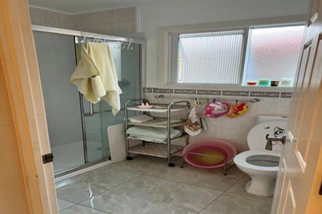 Photo of property in 30 Taupiko Place, Green Bay, Auckland, 0604