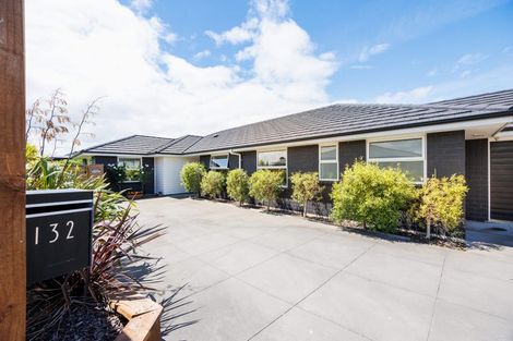 Photo of property in 132 Johnstone Drive, Fitzherbert, Palmerston North, 4410