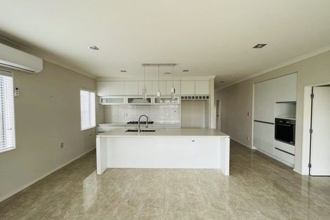 Photo of property in 16 Kira Road, Flat Bush, Auckland, 2016