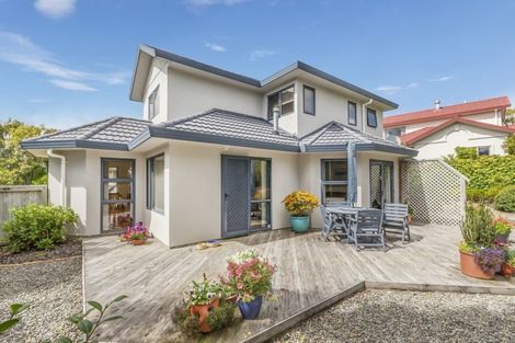 Photo of property in 13 Lanyon Place, Whitby, Porirua, 5024