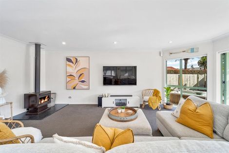 Photo of property in 43 Walton Street, Red Beach, 0932