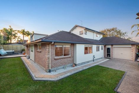 Photo of property in 12 English Oak Drive, Schnapper Rock, Auckland, 0632