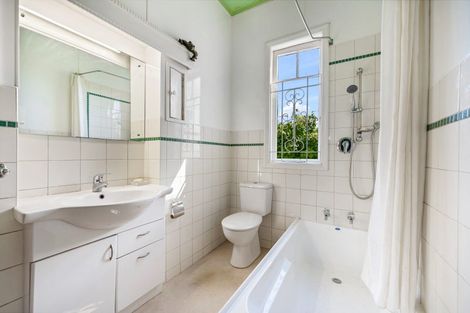 Photo of property in 3 Cambridge Terrace, Devonport, Auckland, 0624