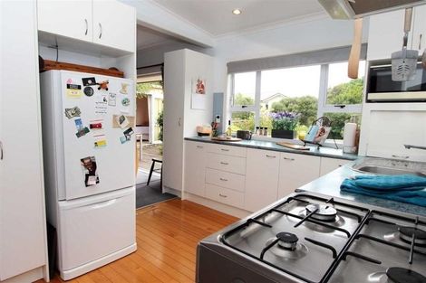 Photo of property in 10 Miles Crescent, Newlands, Wellington, 6037