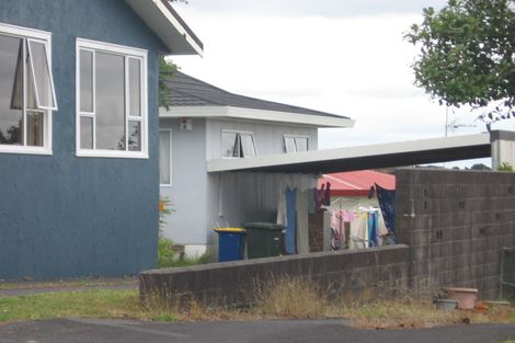 Photo of property in 2/4 Valley View Road, Glenfield, Auckland, 0629