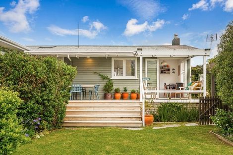 Photo of property in 55 Graham Avenue, Te Atatu Peninsula, Auckland, 0610