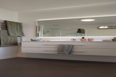 Photo of property in 24 Holdaway Avenue, Northcote, Auckland, 0627