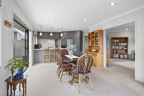 Photo of property in 11b Montrose Place, Highlands Park, New Plymouth, 4312