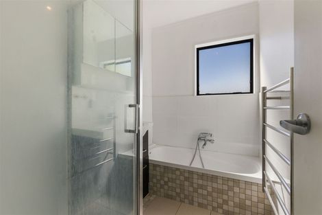 Photo of property in 1/66 Trias Road, Totara Vale, Auckland, 0629
