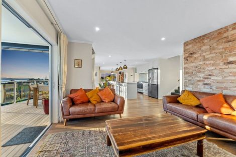 Photo of property in 8 Waititiro Rise, Stanmore Bay, Whangaparaoa, 0932