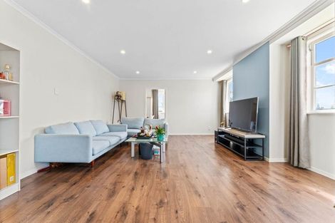 Photo of property in 37 Queen Mary Avenue, New Lynn, Auckland, 0600