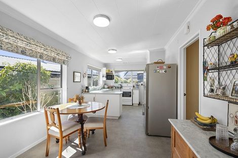 Photo of property in 13 John Guthrie Place, Merrilands, New Plymouth, 4312