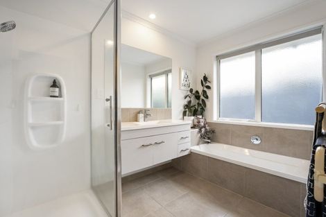 Photo of property in 17 Rainey Crescent, Papamoa Beach, Papamoa, 3118