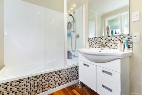 Photo of property in 137 Ruskin Road, Newlands, Wellington, 6037