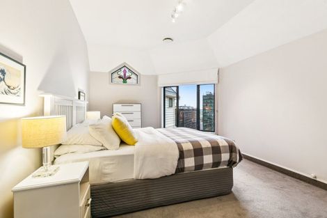 Photo of property in 2/67 Bolton Street, Kelburn, Wellington, 6012