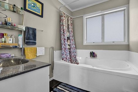 Photo of property in 39 Awanui Street, Merrilands, New Plymouth, 4312