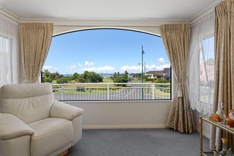 Photo of property in 16 Waimanu Bay Drive, Te Atatu Peninsula, Auckland, 0610