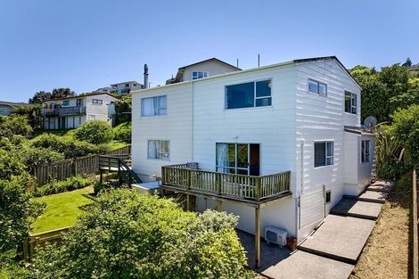 Photo of property in 18a Cheltenham Terrace, Newlands, Wellington, 6037