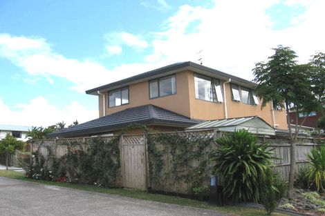 Photo of property in 2 Copplestone Place, New Lynn, Auckland, 0600
