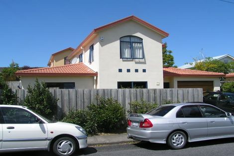 Photo of property in 1/2 Valley Road, Northcote, Auckland, 0626