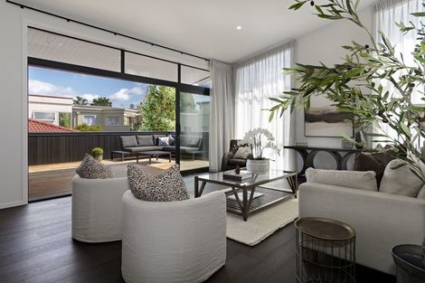 Photo of property in 337 Devonport Road, Tauranga, 3110