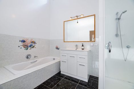 Photo of property in 5 Derwent Crescent, Titirangi, Auckland, 0604