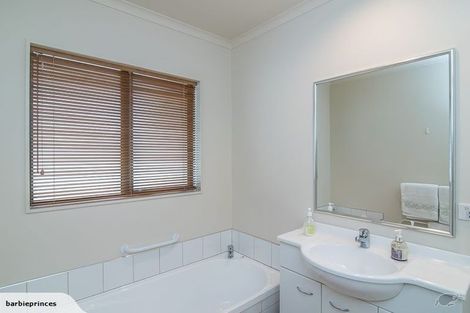 Photo of property in 135 Guildford Drive, Paraparaumu Beach, Paraparaumu, 5032