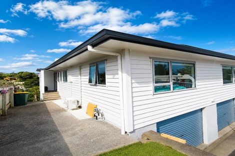 Photo of property in 17 Humphreys Grove, Titahi Bay, Porirua, 5022