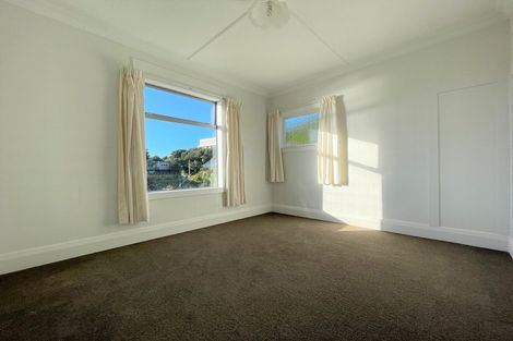 Photo of property in 24 Hungerford Road, Lyall Bay, Wellington, 6022