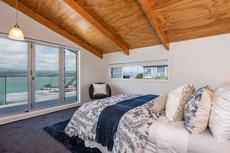 Photo of property in 116 Nevay Road, Karaka Bays, Wellington, 6022