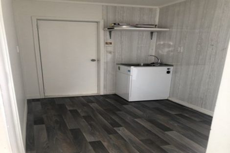 Photo of property in 24 Neil Avenue, Te Atatu Peninsula, Auckland, 0610