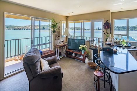 Photo of property in 18 Trevor Terrace, Paremata, Porirua, 5024