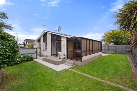 Photo of property in 32 Prestons Road, Redwood, Christchurch, 8051