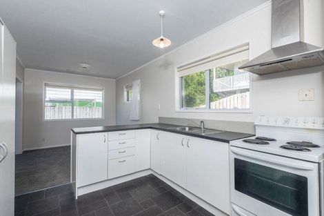 Photo of property in 12 Griffiths Grove, Newlands, Wellington, 6037